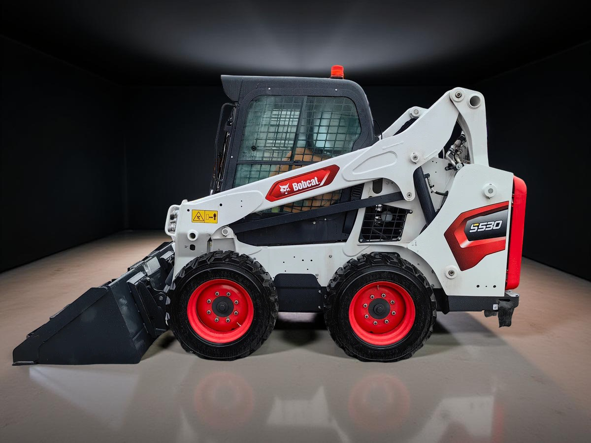 Аренда мини-погрузчика Bobcat S530 для земляных работ